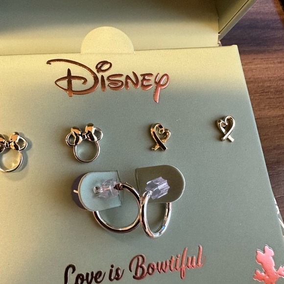 Disney love is bowtiful earrings - Picture 3 of 3